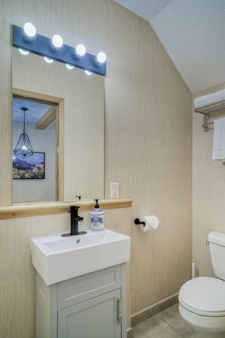 5 Mins To Banff - Cozy Townhome 2Br&2Bath - Banff Pass Included Canmore Kültér fotó